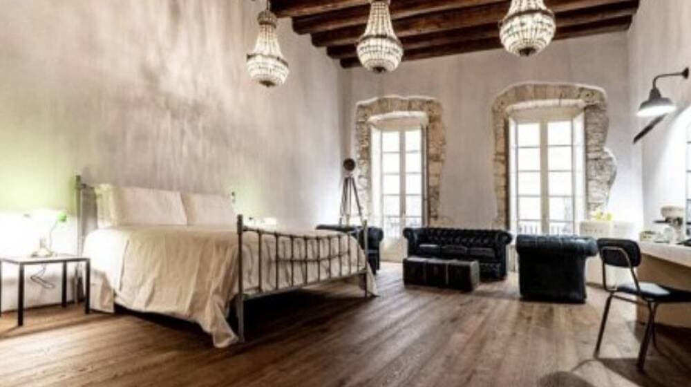 Tra mare e architettura: la camera d’hotel in Sardegna si fa essenziale