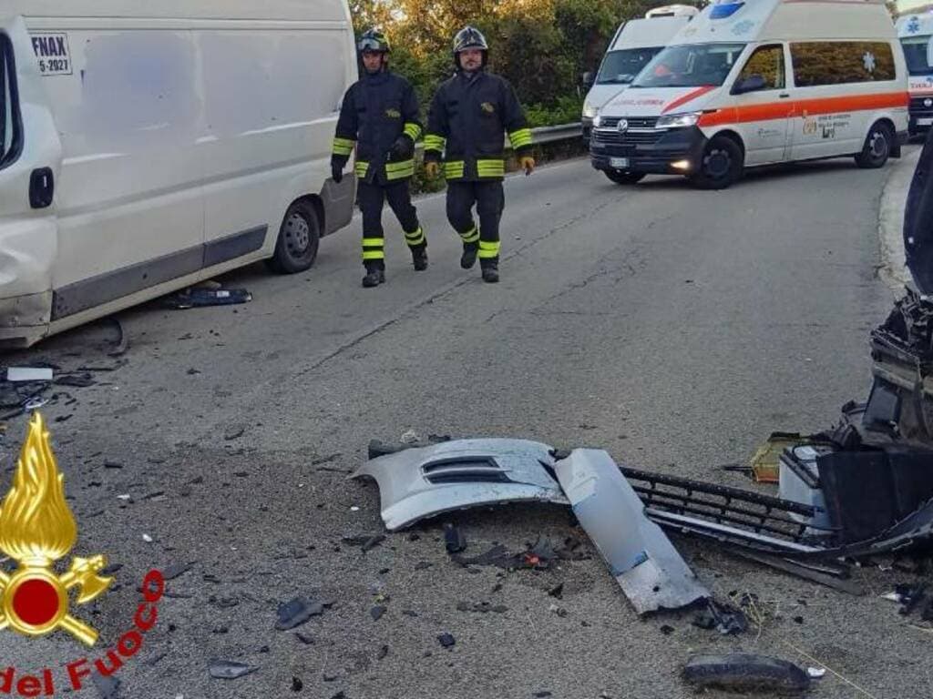 Quattro feriti nello scontro tra un’auto e un furgone. Interviene l’elisoccorso