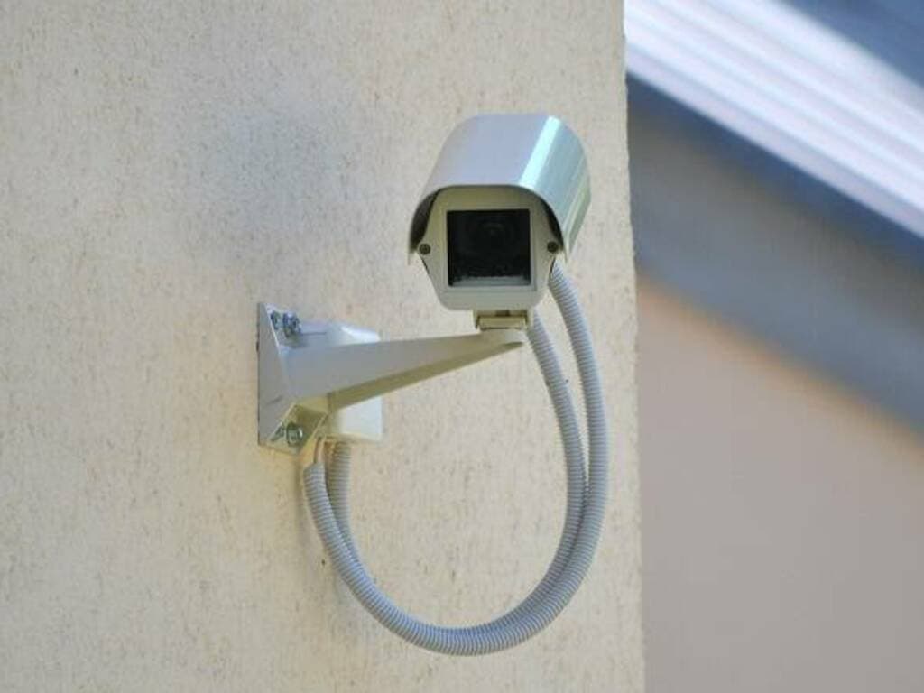 Sorpreso in diretta grazie alla domotica mentre entra in un appartamento con le chiavi della domestica: arrestato