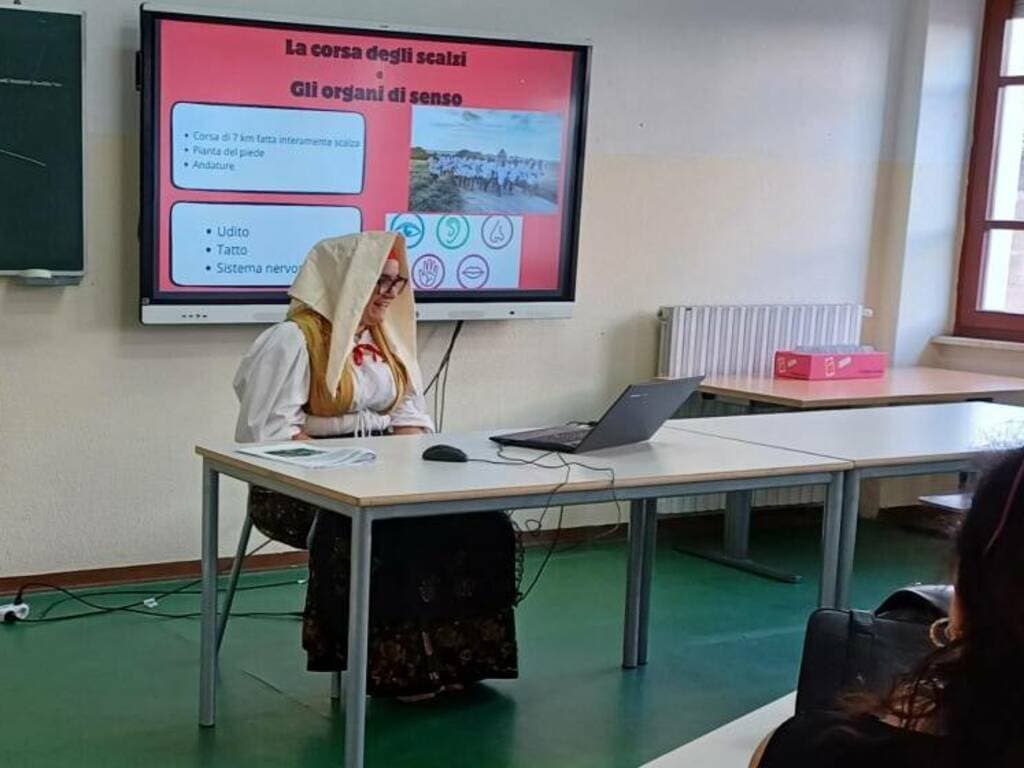 Un traguardo nel segno della tradizione: Giorgia Boi sostiene l’esame di terza media indossando l’abito di Cabras