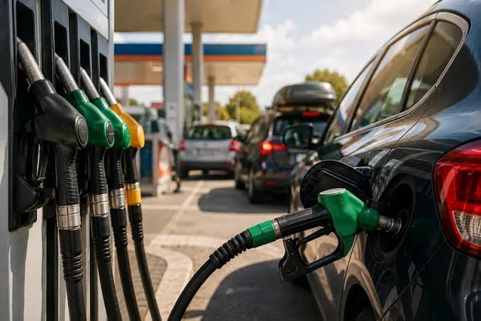 Ferragosto, rincari sui carburanti: benzina quasi a 2 euro, diesel supera 2,08
