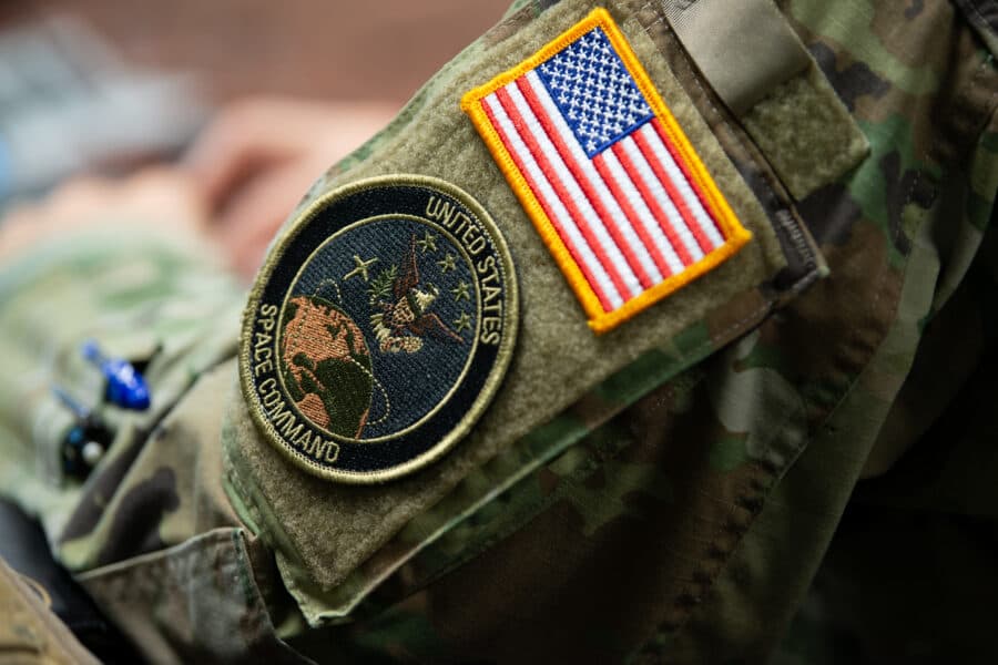 Gli USA confermano: "Abbiamo armamenti spaziali". Reazioni da Russia e Cina