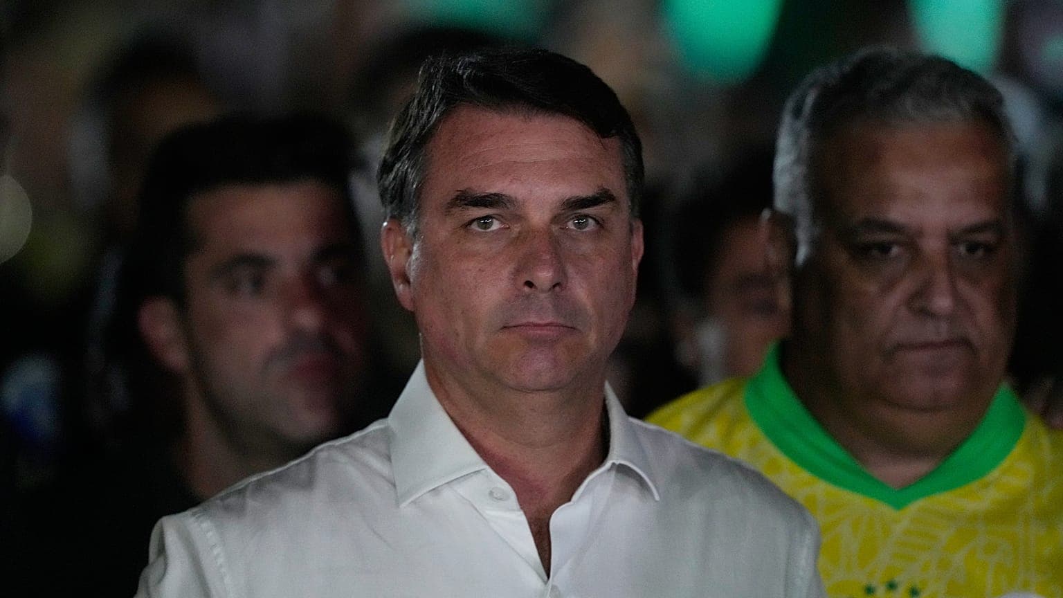 Brasile, Flávio Bolsonaro negli USA dopo la sconfitta elettorale: il caso del passaporto italiano