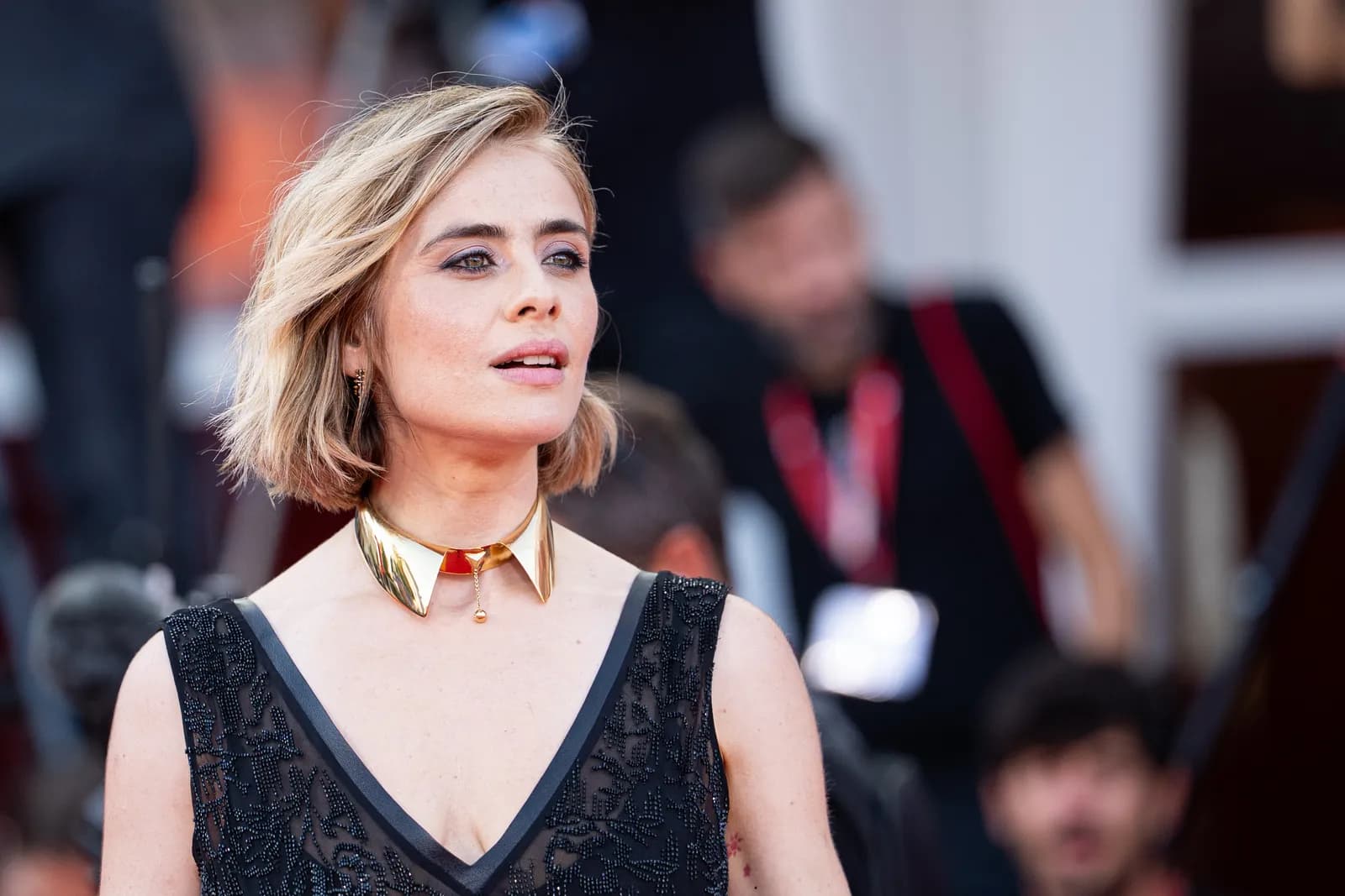 Venezia, Greta Scarano sul red carpet con un gesto simbolico contro i femminicidi
