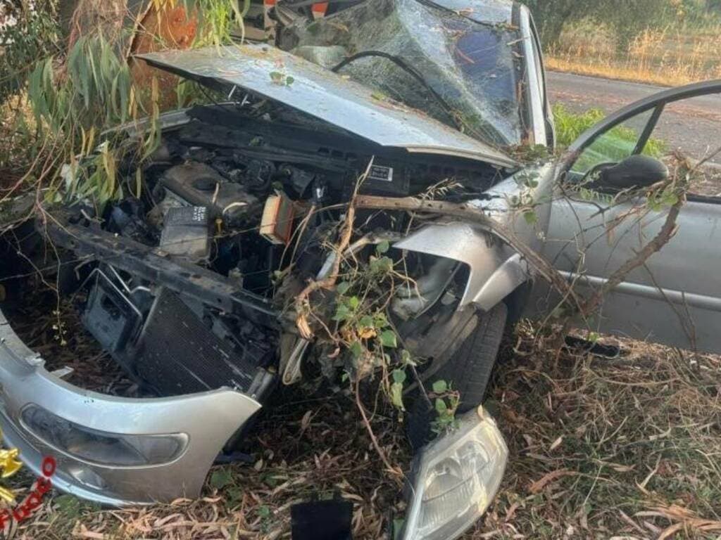 Perde il controllo dell’auto e finisce contro gli alberi: ferito un automobilista