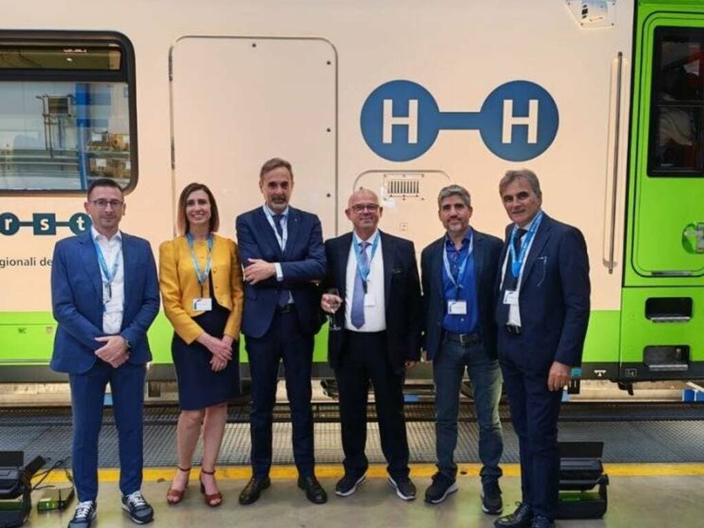 Il primo treno a idrogeno a scartamento ridotto del mondo viaggerà in Sardegna