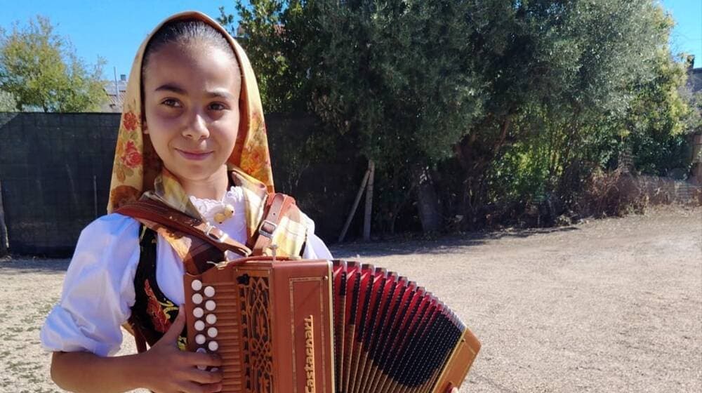 Il sogno di Emma: a 11 anni suona l’organetto per la patrona del paese