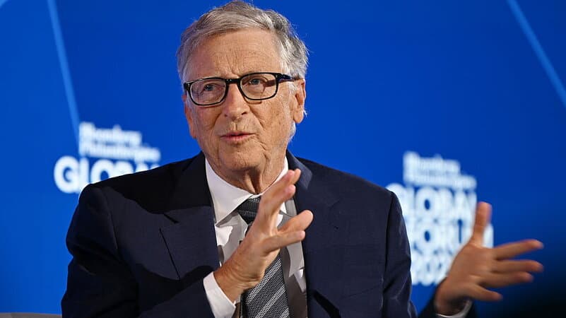 Bill Gates mette in guardia sui pericoli dell'IA: «Gli USA devono guidare, serve una normativa»