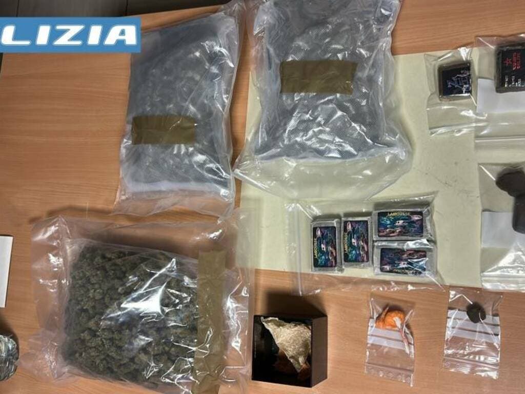 In casa oltre due chili tra marijuana e hashish, arrestato un giovane