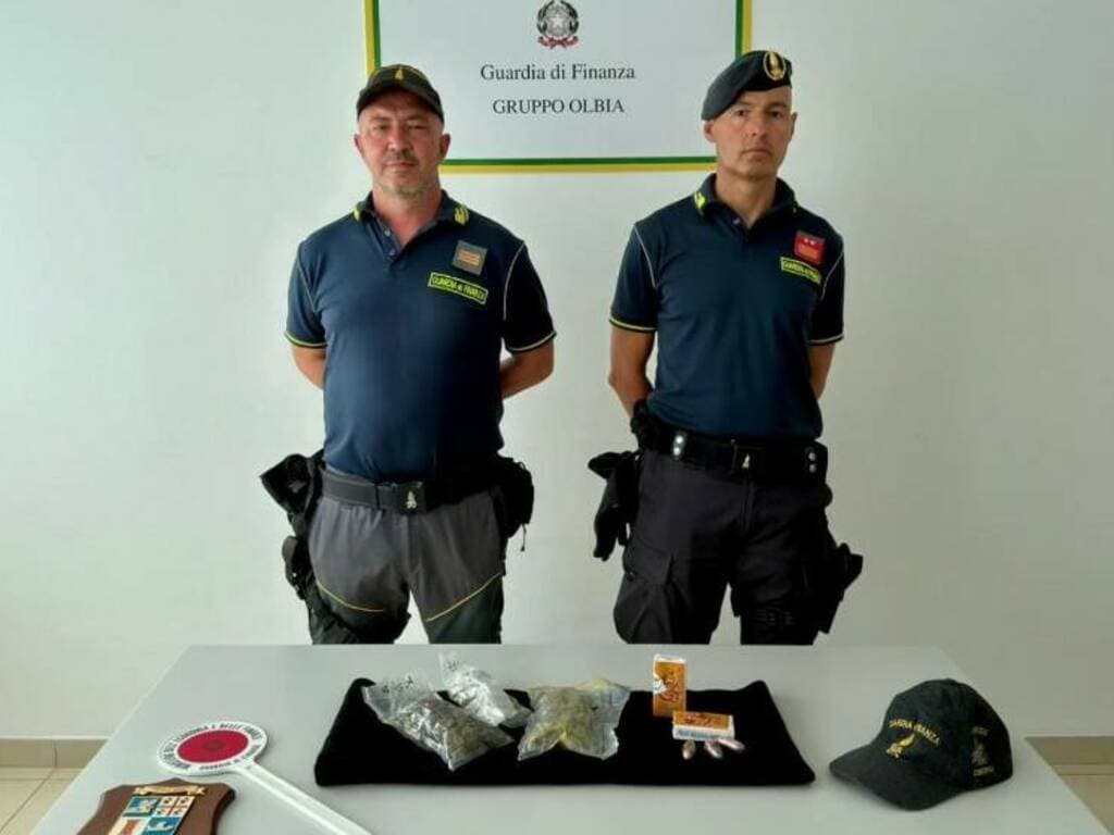 Arrestato con mezzo chilo tra hashish e marijuana in auto: tentava di ingannare il cane antidroga con le spezie