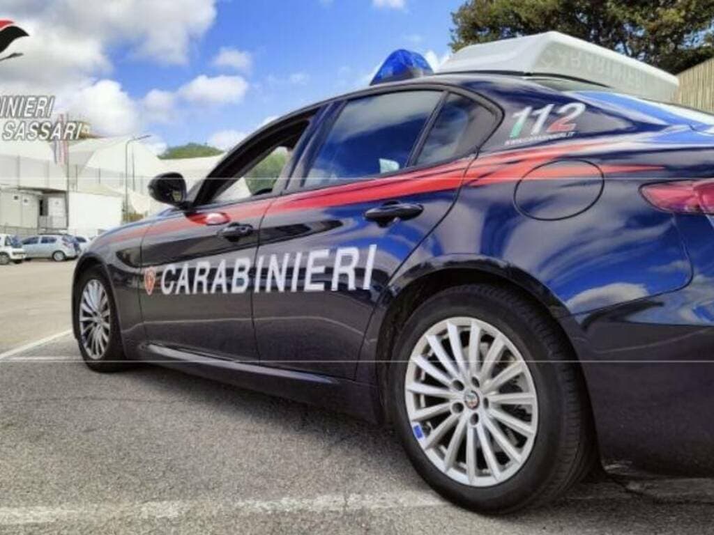 Maltratta la madre e aggredisce i carabinieri: scatta l’arresto