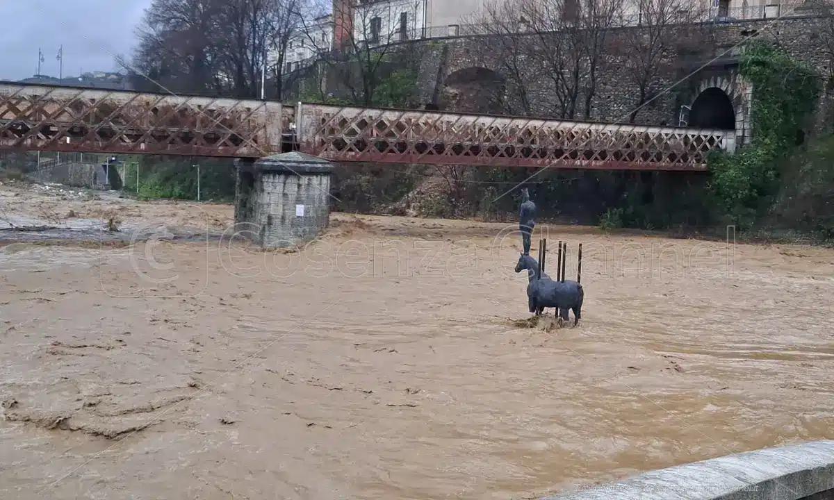 Maltempo al Sud: esonda il Crati in Calabria, evacuazioni a Fiumicino e oltre duemila interventi
