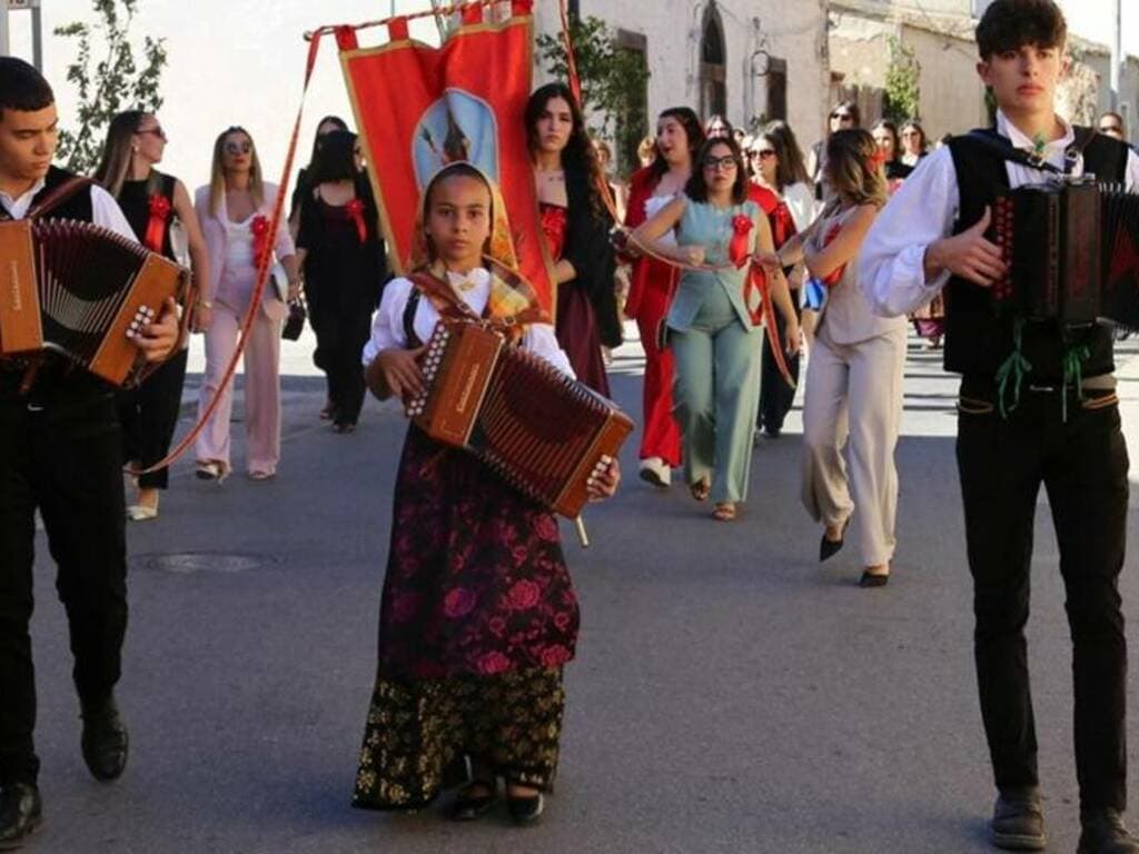 Il sogno di Emma: a 11 anni suona l’organetto per la patrona del paese