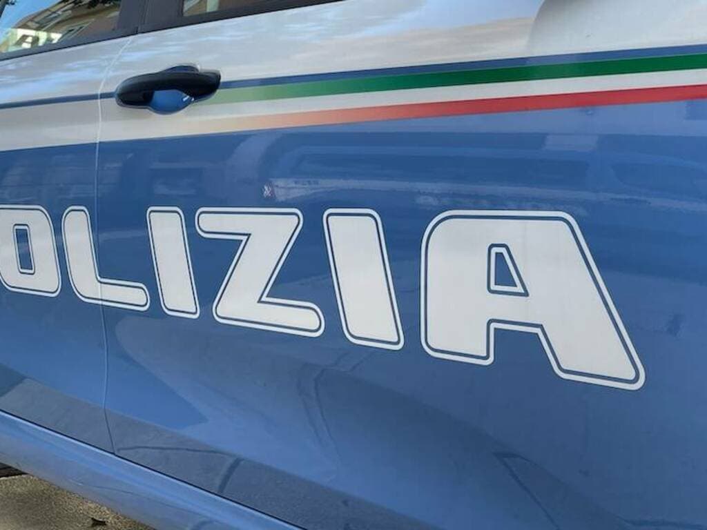 Hashish, marijuana e pistola giocattolo negli istituti superiori: scatta il sequestro della polizia