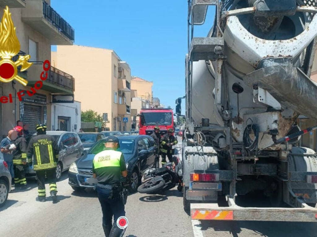 Scontro tra auto, moto e betoniera: ci sono dei feriti