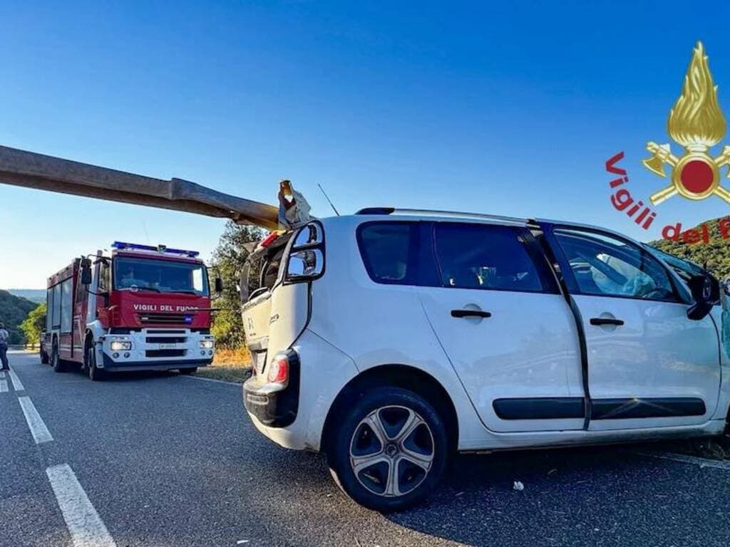 Donna ferita in un incidente stradale: con l’auto contro il guard rail