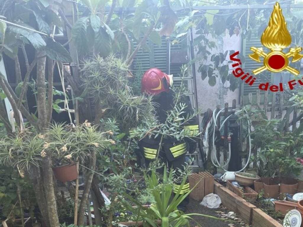 Paura per l’incendio in un appartamento: edificio dichiarato inagibile