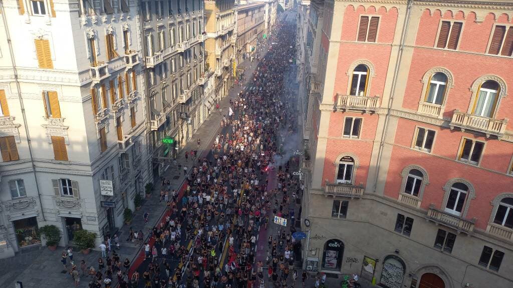 Genova commemora il G8 del 2001: migliaia sfilano tra Diaz, piazza Alimonda e De Ferrari