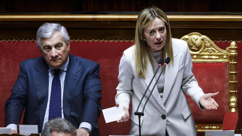Dibattito sulla legge elettorale: tensioni dopo il voto sulle preferenze. Opposizioni contro: «Meloni senza fiducia». Tajani e Ciriani: «Il governo continua»