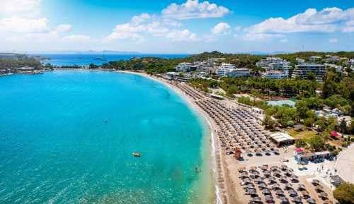 Lite su una spiaggia di Atene: 82enne perde la vita dopo uno scontro per un lettino