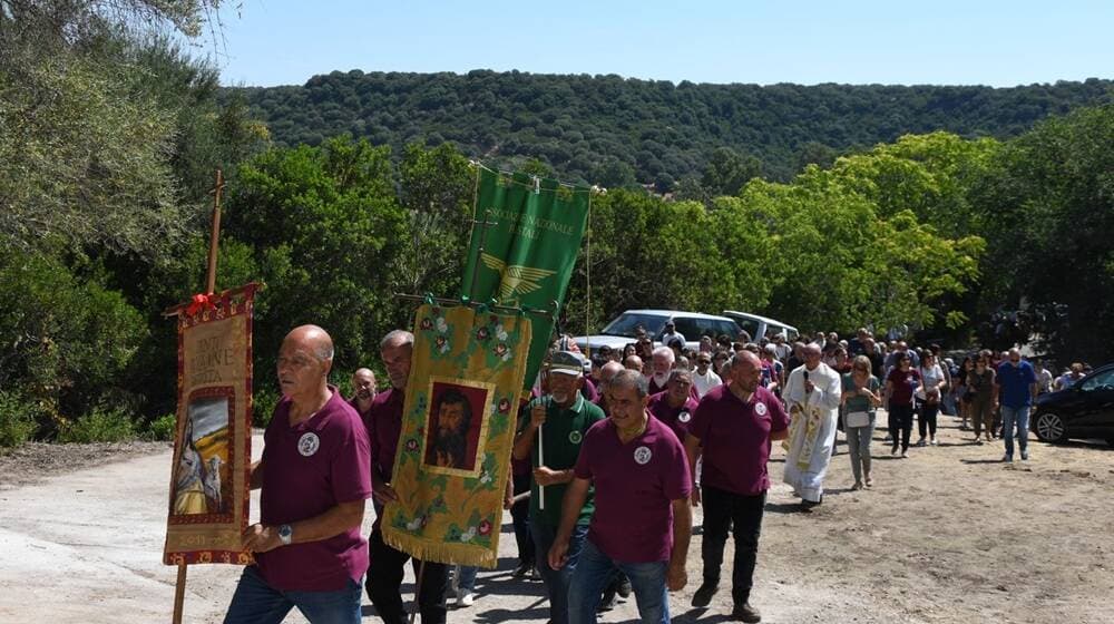 Riapre la chiesetta abbandonata da sei anni. Fedeli in processione alle sorgenti di Su Cologone