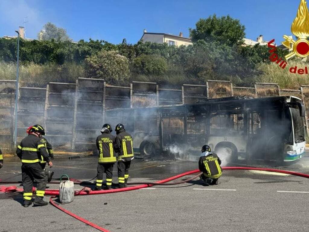Incendio in un deposito, autobus in fiamme mette a rischio le abitazioni vicine
