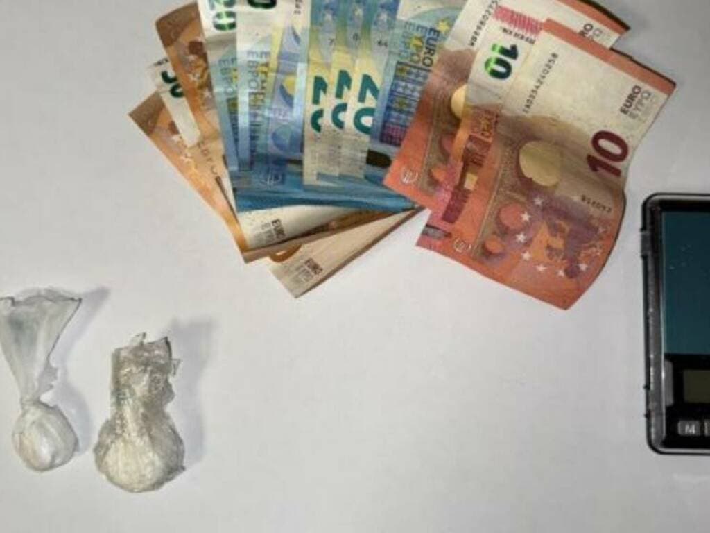 Cocaina addosso e in casa: giovane arrestato