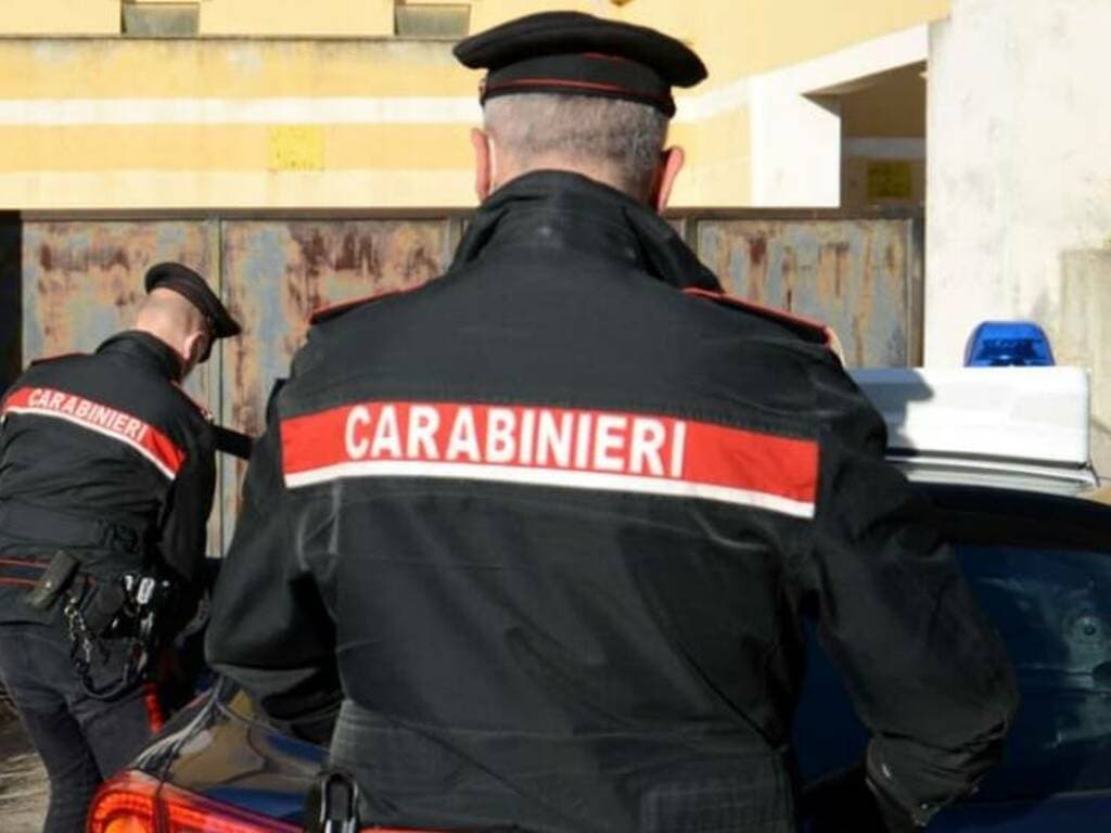 Spaccio sotto casa? Arrestata con droghe, soldi e un taser