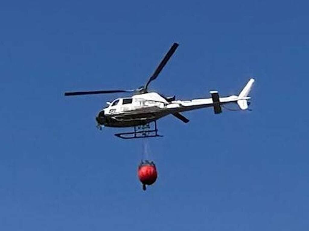Incendio nelle campagne: elicotteri in volo