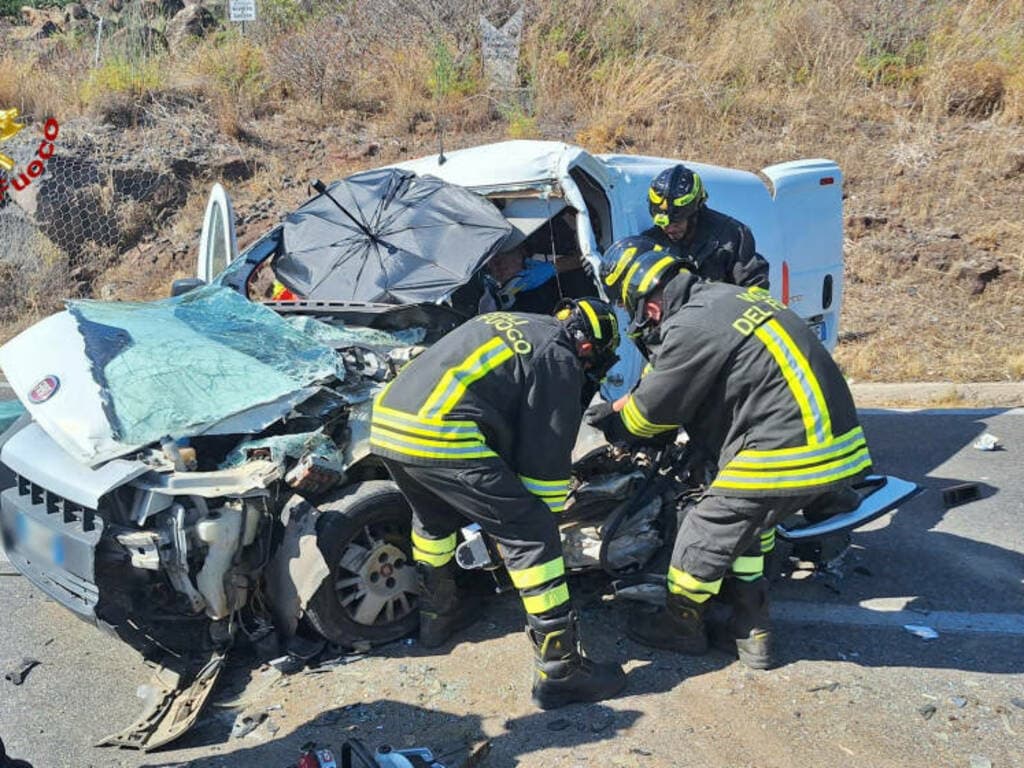 Incidente stradale: gravemente ferito nell’auto ridotta a un ammasso di lamiere