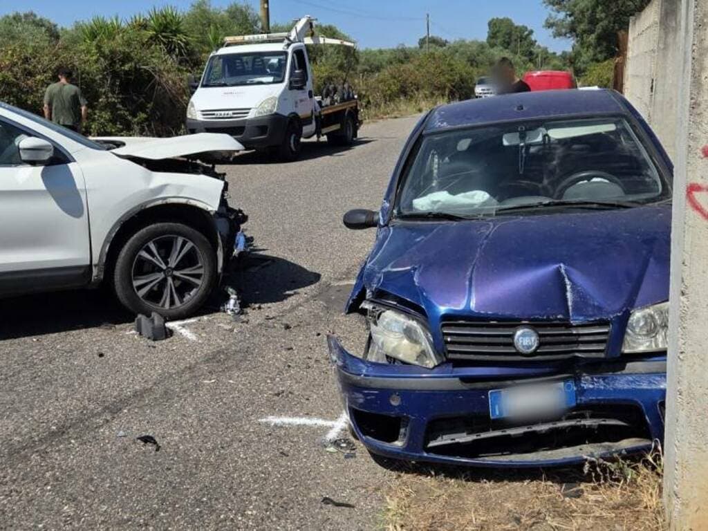 Bambini feriti nello scontro tra due auto