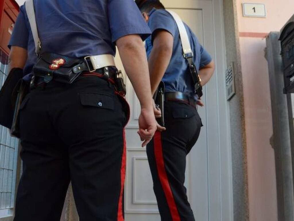 Droga e kit per il confezionamento in casa: scatta la denuncia