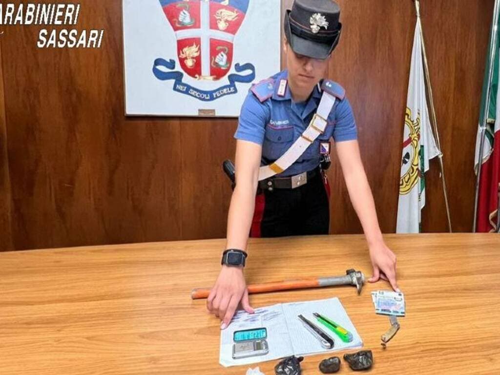 Abbandona l’auto e scappa a piedi: arrestato due giorni dopo con droga, coltello e martello