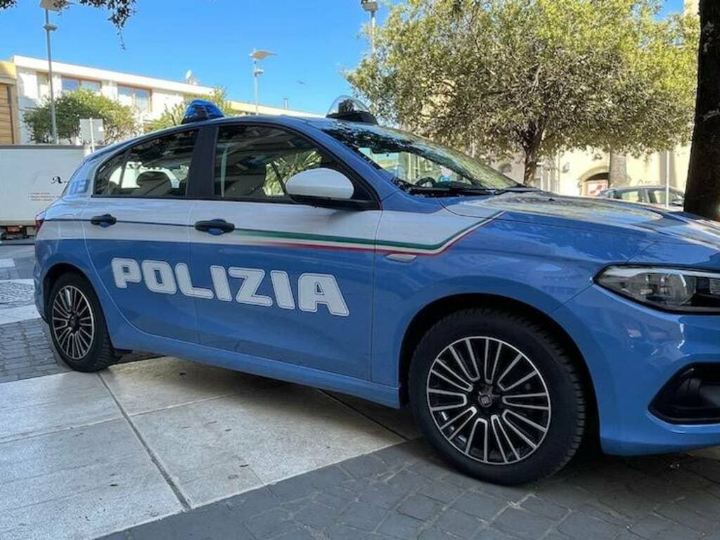 Spintona un poliziotto e tenta la fuga dalla Questura: richiedente asilo finisce al centro rimpatri
