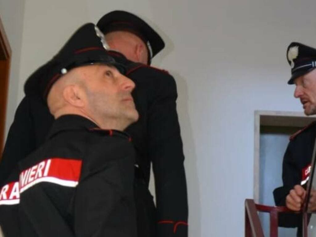 In casa droga, bottino di un furto e allaccio abusivo per l’elettricità. Dopo l’arresto, arriva l’obbligo di dimora