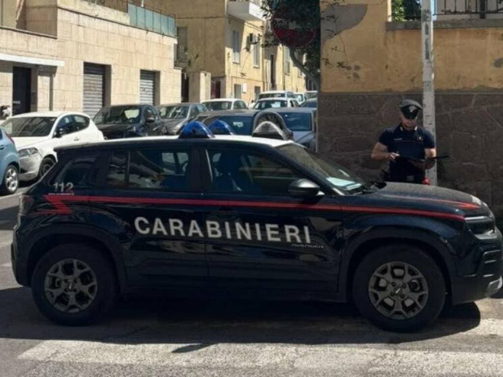 Palpeggia due donne per strada e si dà alla fuga: scattano arresti domiciliari e braccialetto elettronico