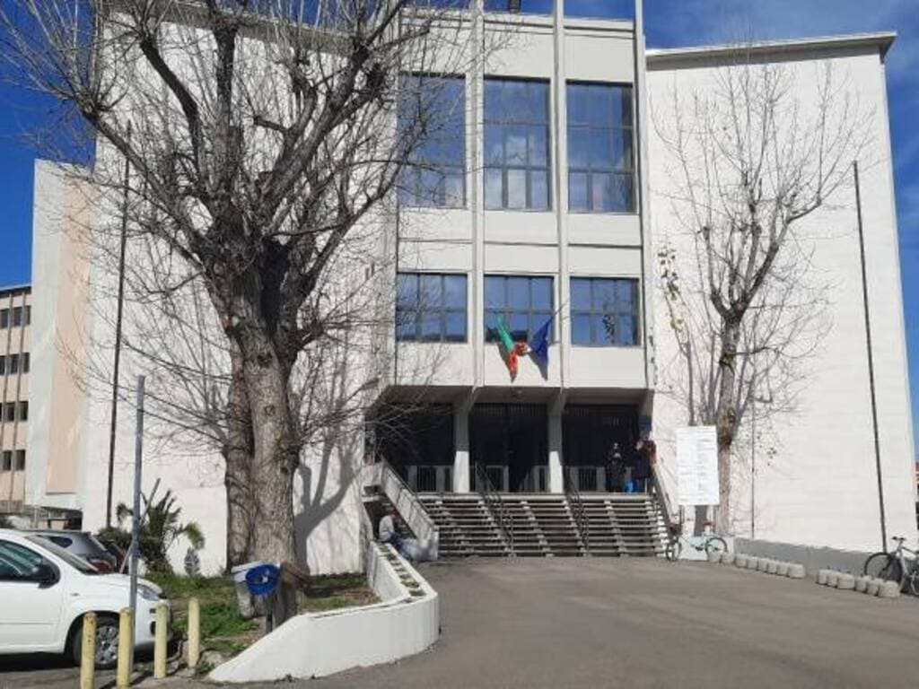 Condannato a 10 anni per violenza sessuale su minore. La vittima aveva chiesto alla farmacista la “mascherina 1522”