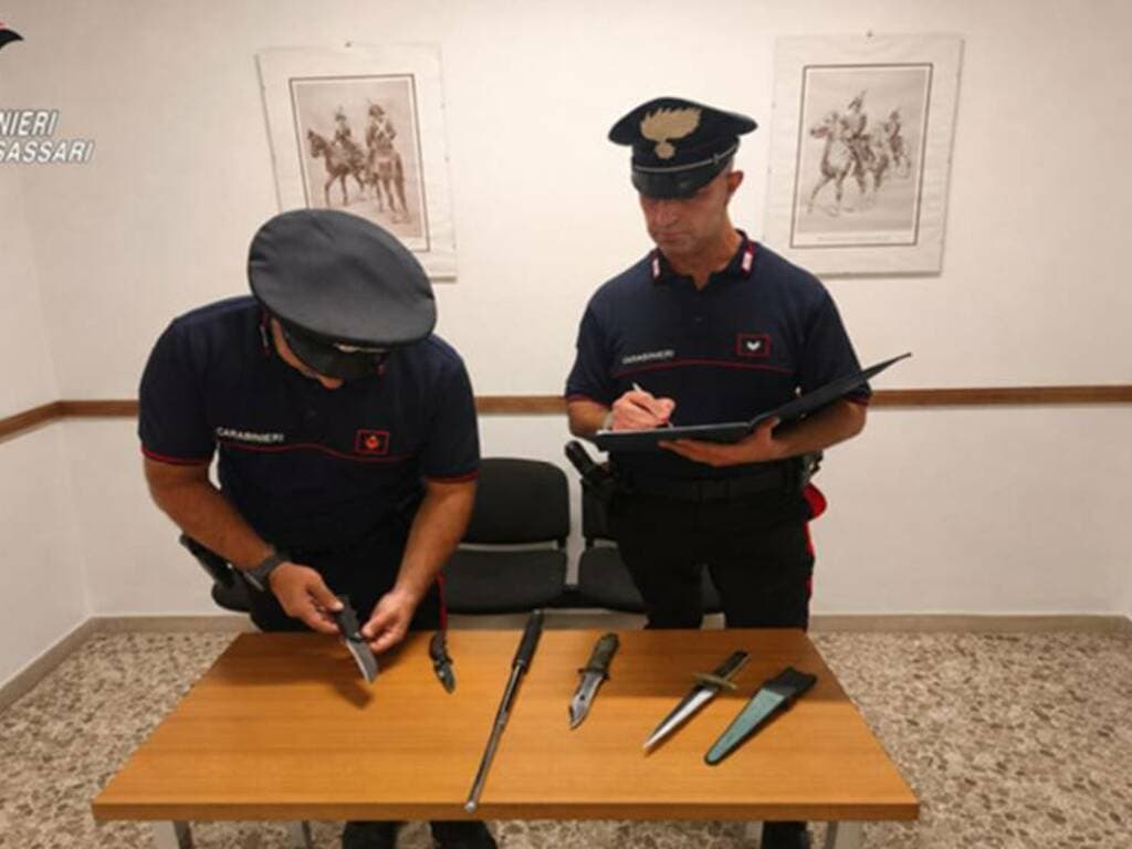 Pugnali, coltelli e uno sfollagente nascosti in auto: denunciato all’imbarco