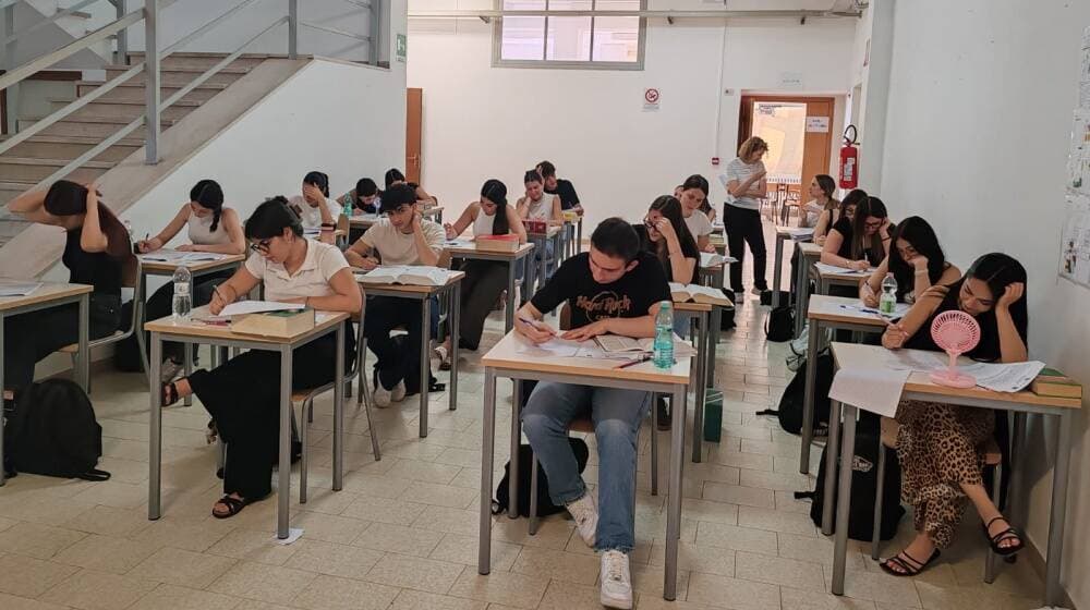Via all’esame di maturità 2026 con la prima prova: i ragazzi si cimentano nel tema di italiano