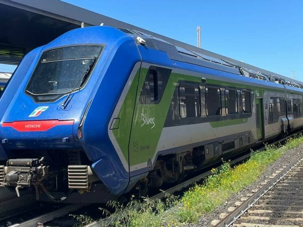 Perde il treno, prende a colpi la vetrata della biglietteria e spintona i carabinieri: arrestato