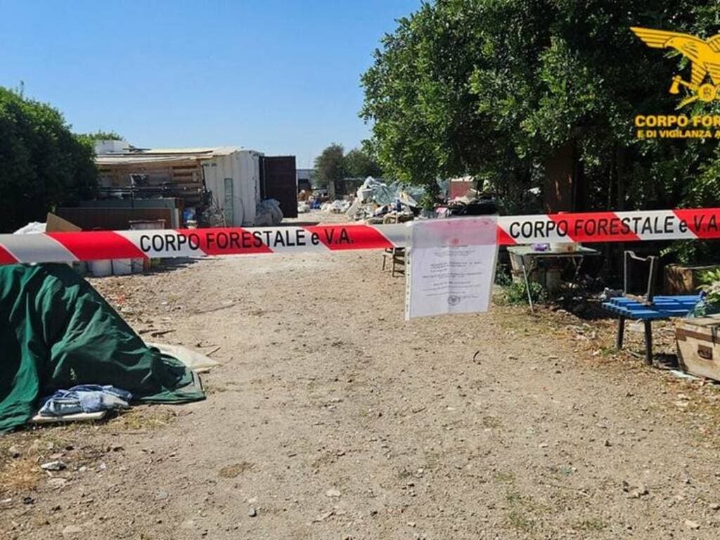 Discarica abusiva e rifiuti bruciati di notte: sequestro e due denunciati