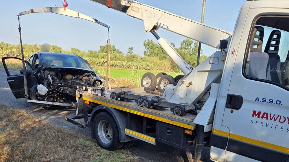 Auto esce di strada e finisce nella risaia lungo la Provinciale: un ferito grave nell’incidente