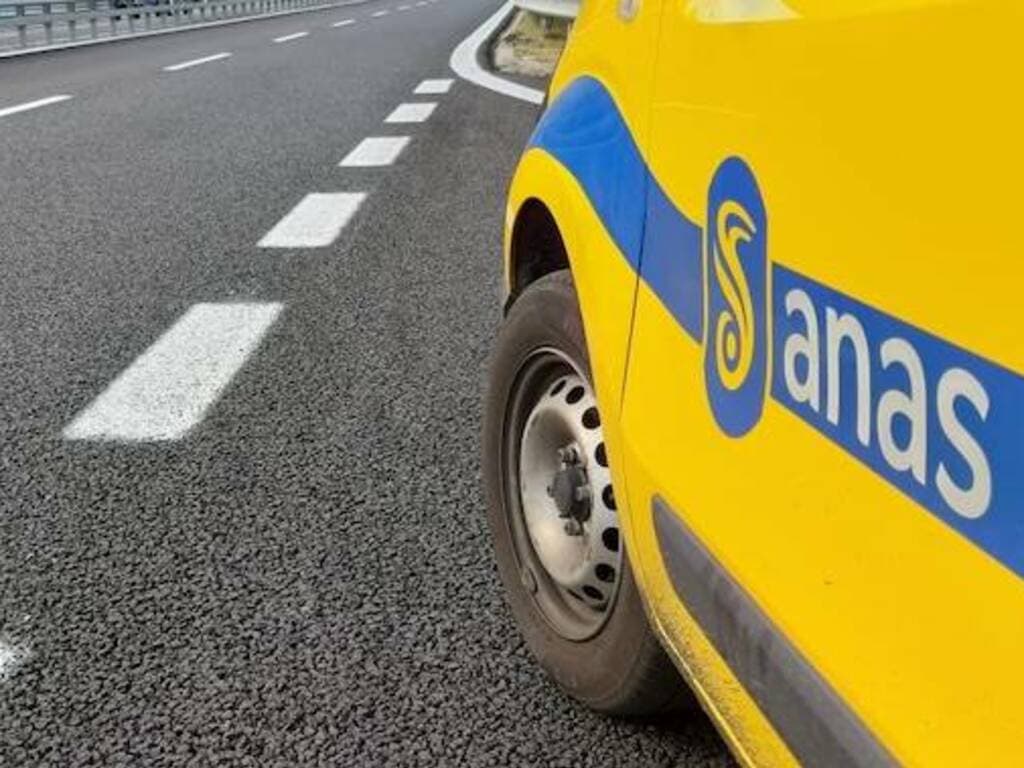 Carico di vetro si riversa sulla carreggiata della strada statale: traffico in tilt