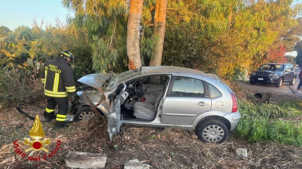 Perde il controllo dell’auto e finisce contro gli alberi: ferito un automobilista