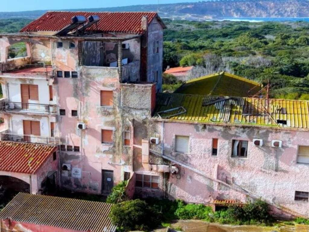 Ex hotel Su Pallosu, Atzori: “Un tavolo tra proprietari, Comune e Regione per riportare in vita la struttura”