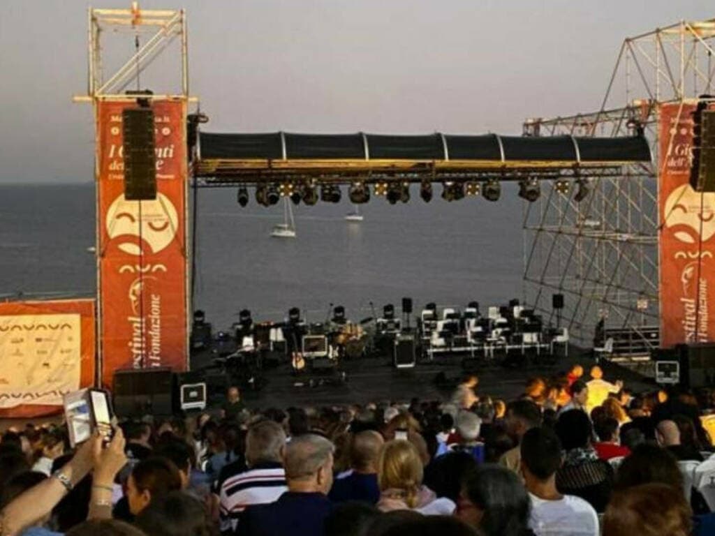Incidente al teatro di Tharros: lo spettacolo “Sacro e Profano” rinviato, Bregović trasloca
