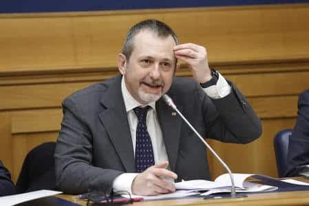 Caso Delmastro, l’ex sottosegretario si difende in Antimafia: “Non sapevo nulla dei legami con i Caroccia”