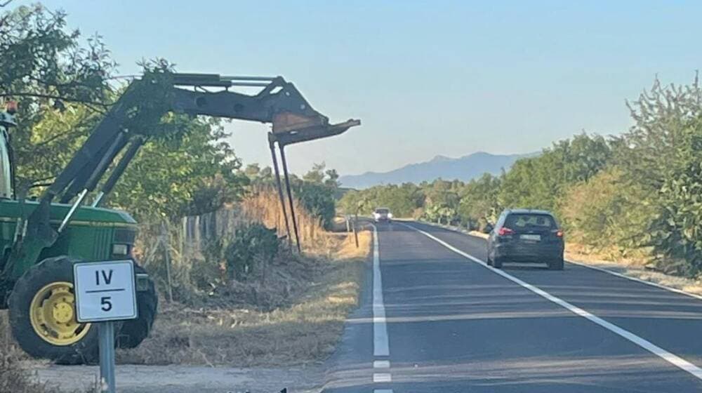 Benna del trattore urta autobus all’altezza dei passeggeri, Uil Trasporti Sardegna: “Tragedia sfiorata”