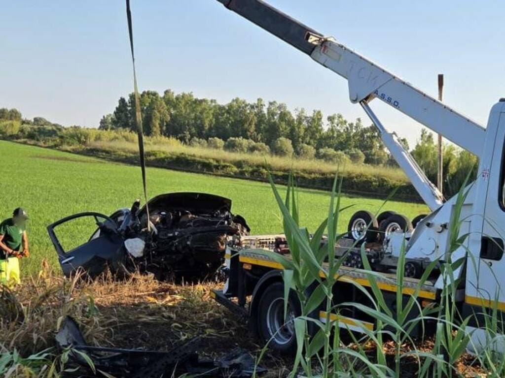 Auto fuori strada finisce nella risaia lungo la Provinciale: un ferito grave nell’incidente