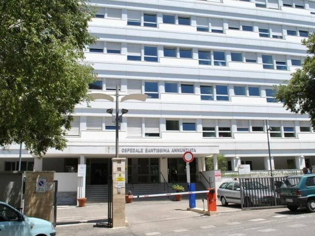 Crollo di una porzione di cornicione all’ospedale Santissima Annunziata